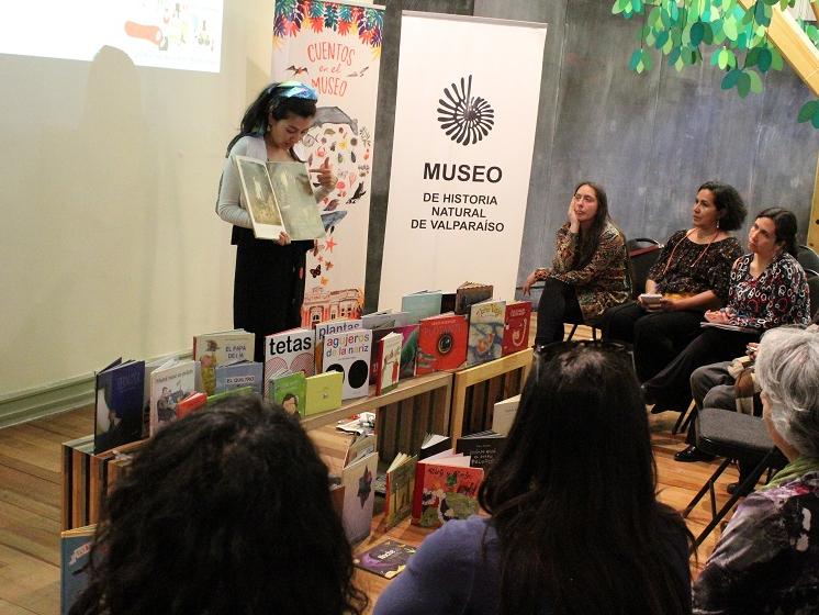 Denis Abarca junto a Janet Bustos realizando la presentación y mediación de cuentos para profesores en el MHNV