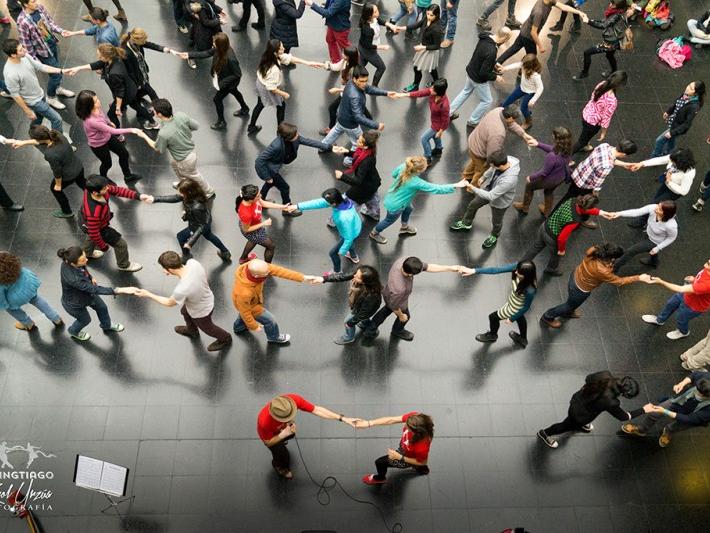 Museos de medianoche Intervención de baile en el MNBA, por SwingValpo.
