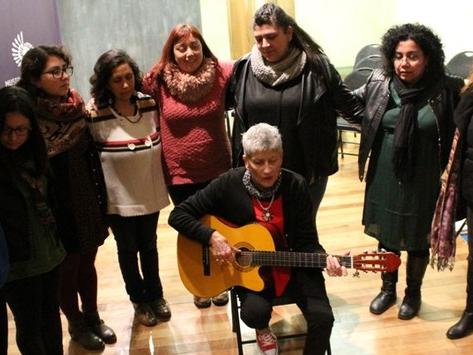 Verónica Herrera, es educadora de párvulos de la Universidad de Chile y ha desarrollado talleres de folclore infantil.