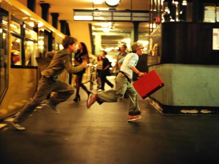 Tesoros de la Cinemateca Goethe Escena correspondiente al film "Emil y los detectives", película dirigida por Franziska Buch (2001)
