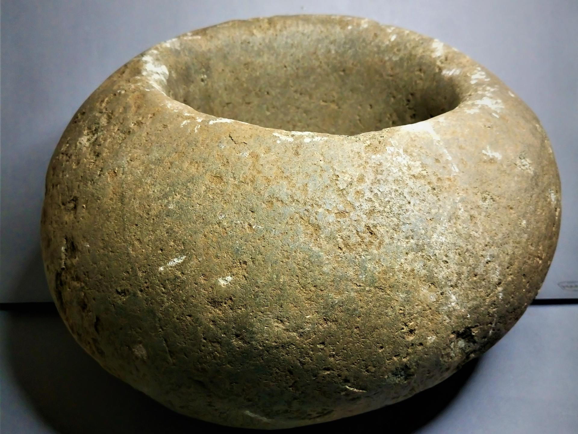 Mortero de piedra usado para la molienda de frutos. Período Agroalfarero Tardío (1450- 1536 d.C.). Cultura Aconcagua.