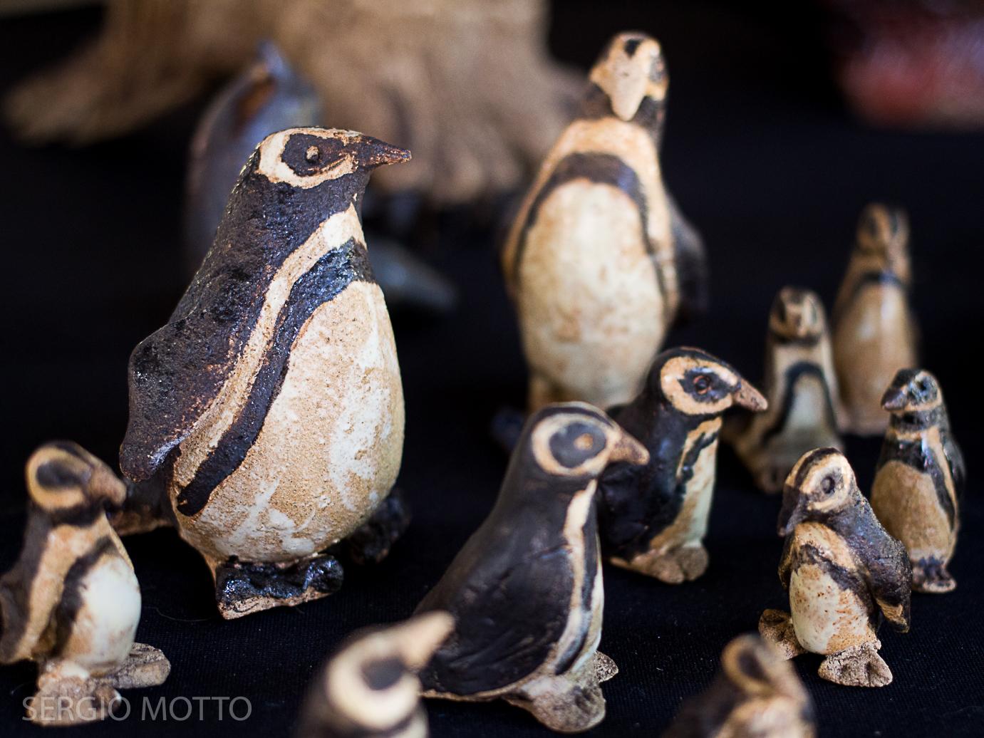 representación de pinguinos en cerámica