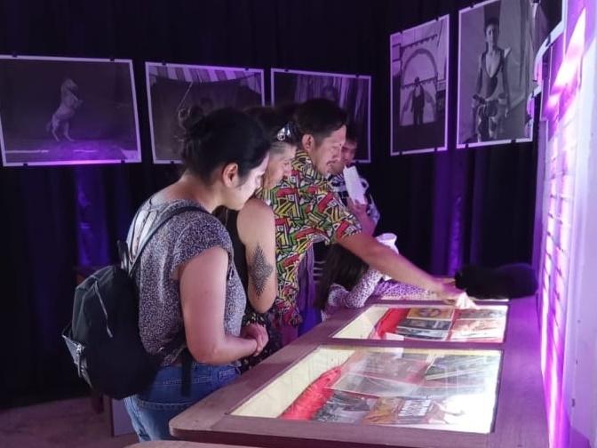 visitando la exposición "Circo tradicional chileno como Patrimonio Cultural Inmaterial".