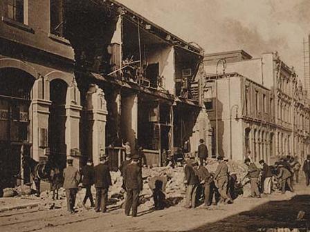 Postal de edificio en ruinas en Calle Blanco tras el terremoto de Valparaíso de 1906. Teodoro Kuhlmann Steffens.