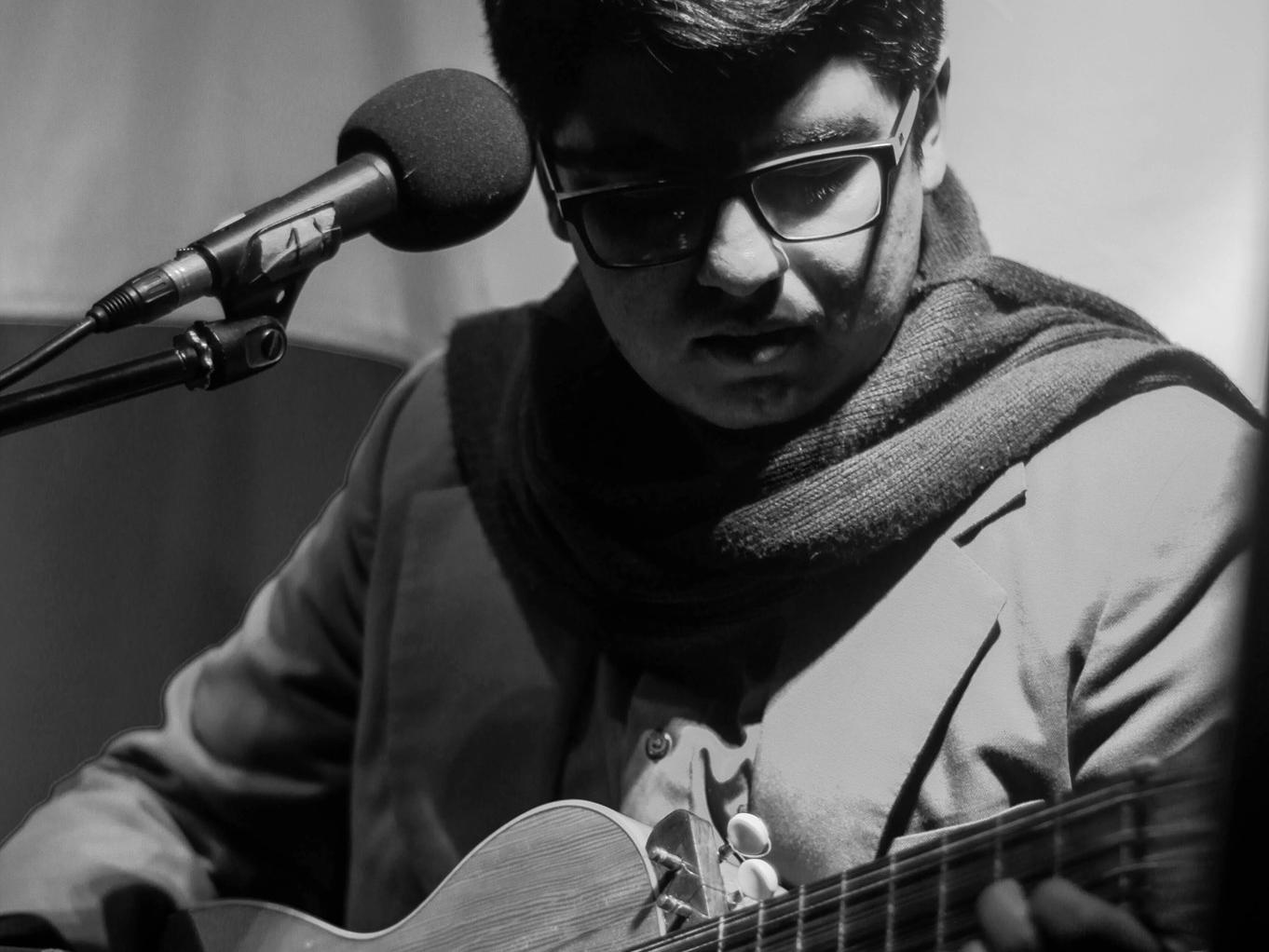 Paul Andrés Castán Cartagena, joven profesor de lenguaje, poeta popular, guitarronero y payador oriundo de Casablanca