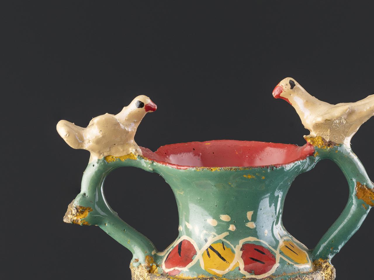 Vasija en miniatura con dos asas doradas, aves y banda acordonada
