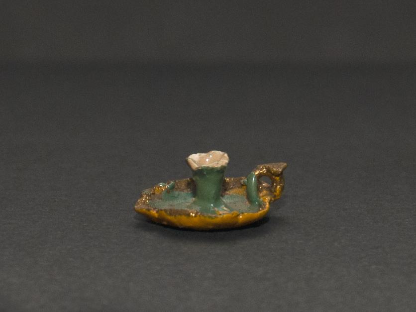 Palmatoria en miniatura con asa dorada y bordes ondeados