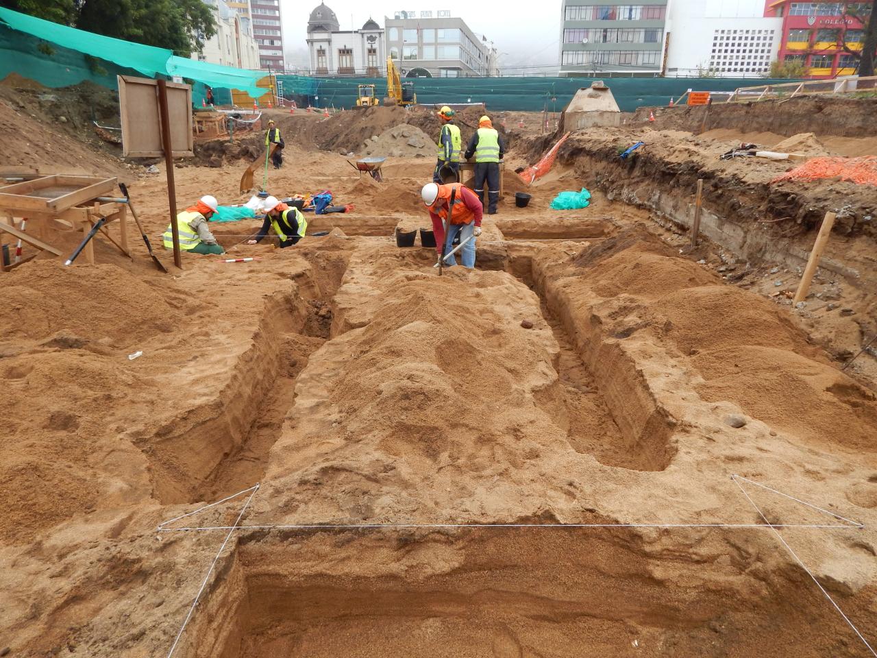 Vista de los trabajos arqueológicos en Plaza O'Higgins