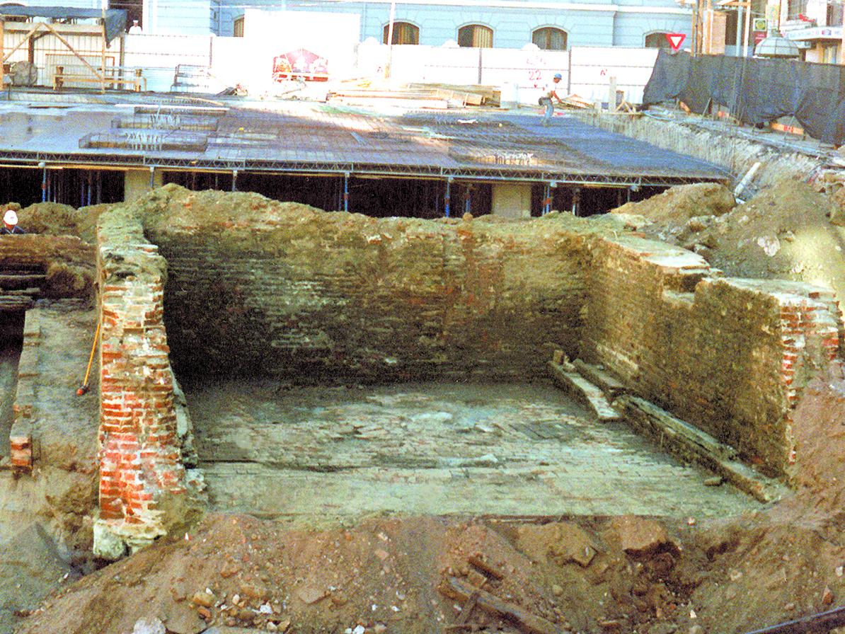 Cimientos y paredes de ladrillos de antiguo hotel Inglés, segunda mitad siglo XIX.