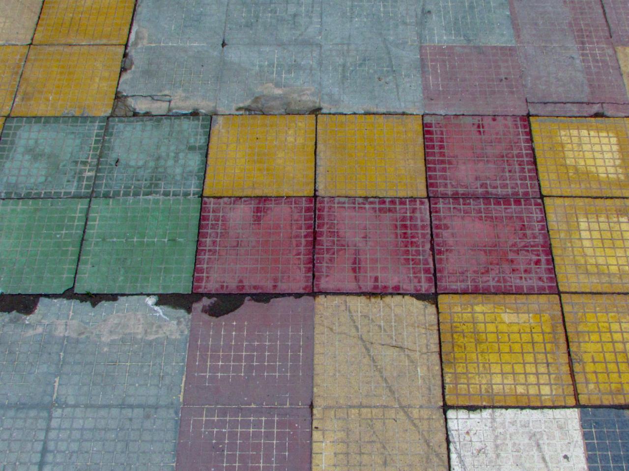 Mosaico de baldosas ''El Sol'', en el frontis del Teatro Mauri