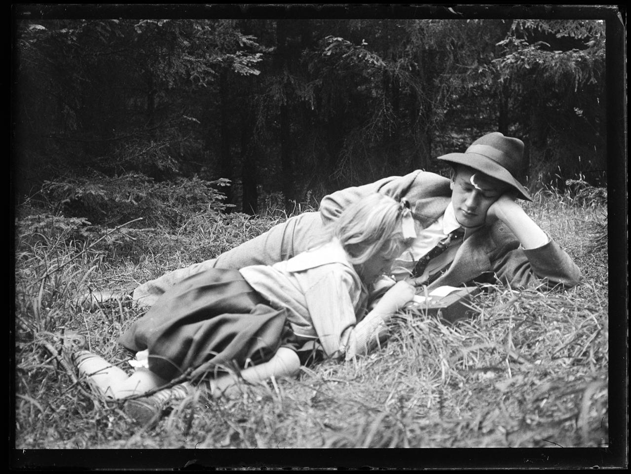 Jóvenes recostados sobre el césped