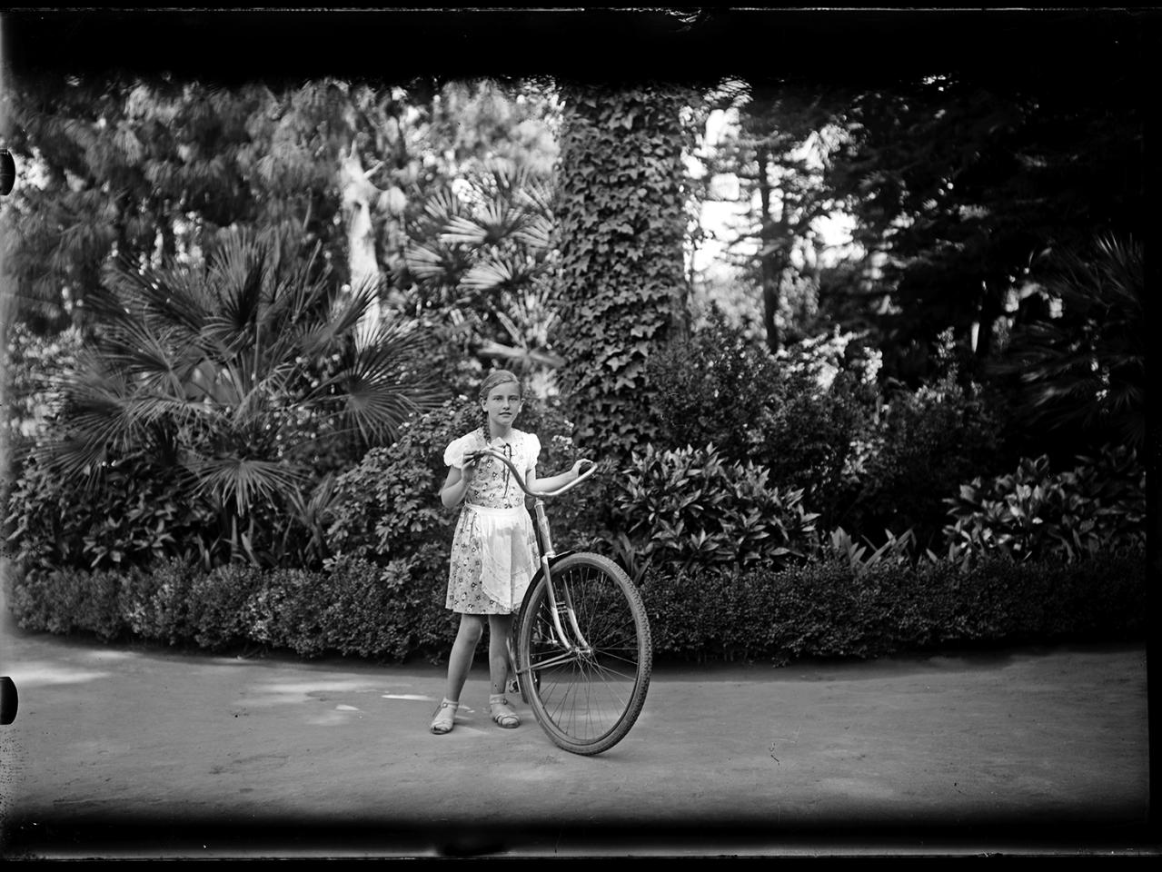 Una niña con bicicleta