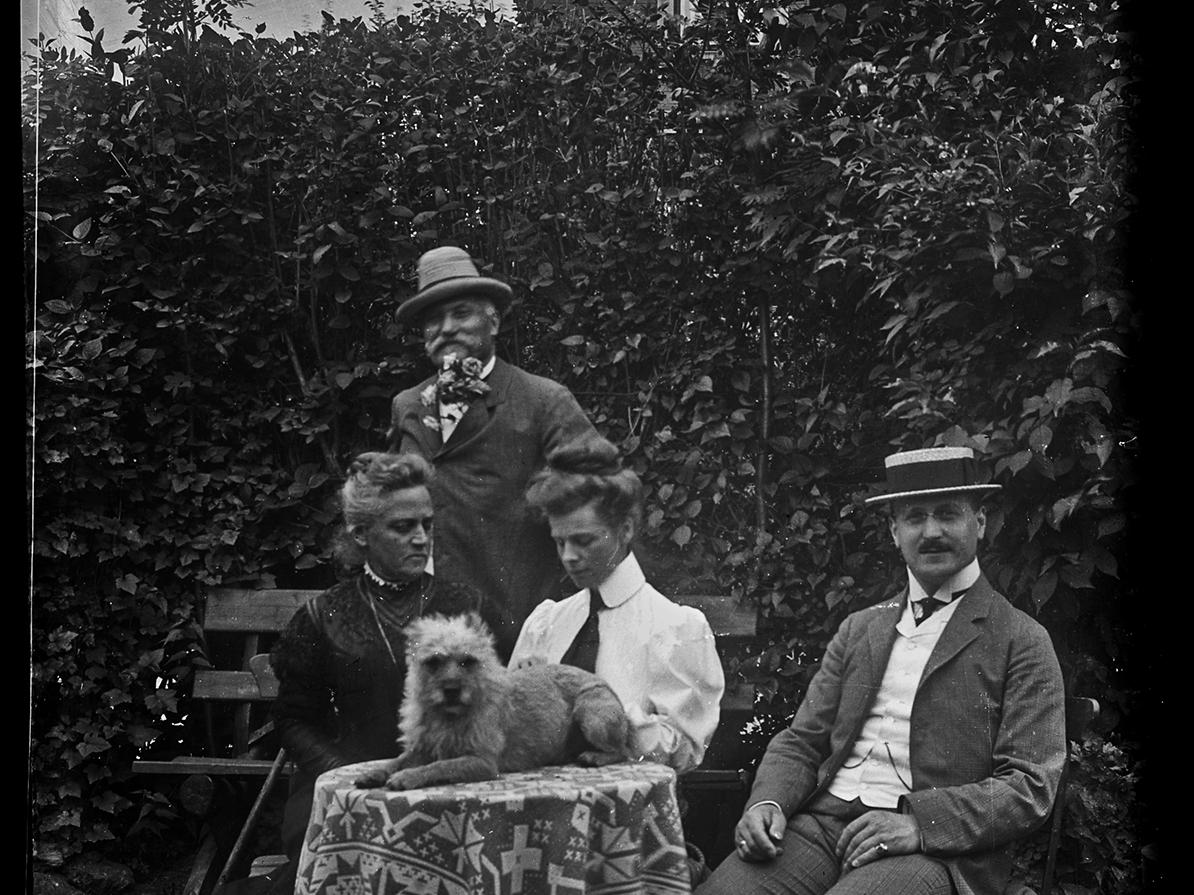 Un grupo de personas en un patio