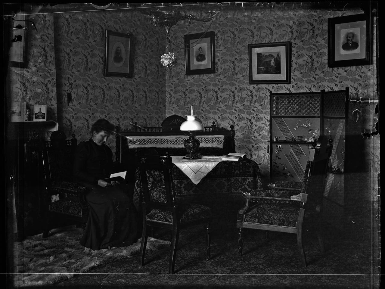 Mujer leyendo en el interior de una casa