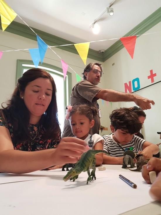 En la imágen Dinosaurios "no solo dientes y garras". Impartido por profesionales del Consejo de Monumentos Nacionales.