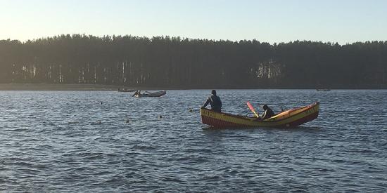 Caleta La Barra es una localidad ubicada frente a la desembocadura del Río Toltén en que habitan cerca de 30 familias que dependen, en su mayoría, exclusivamente de los ingresos generados por la pesca artesanal.
