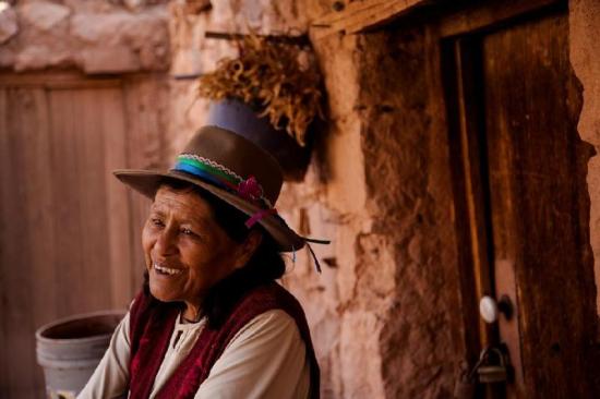 Elena Tito "Tesoro humano vivo": Oriunda de la localidad de Santiago de Río Grande, es cultora de una práctica que se ha ido perdiendo en el norte de Chile, la alfarería atacameña.
