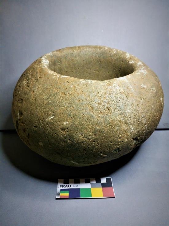Mortero de piedra usado para la molienda de frutos. Período Agroalfarero Tardío (1450- 1536 d.C.). Cultura Aconcagua.