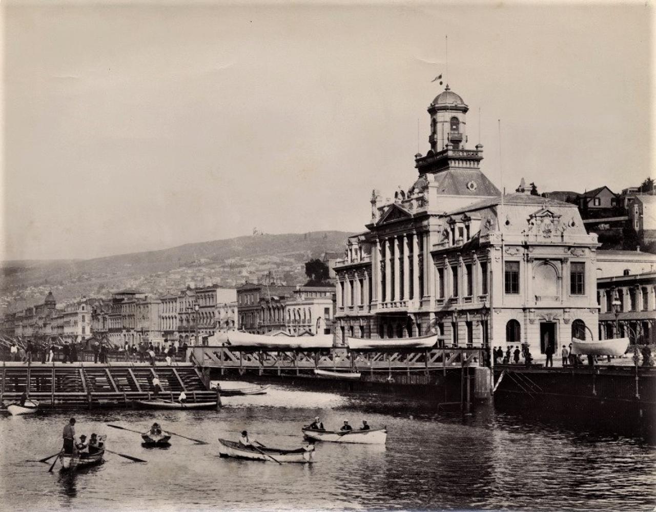 Fotografía correspondiente al viejo muelle Prat captada por Teodoro Kuhlmann (1869 - 1957)