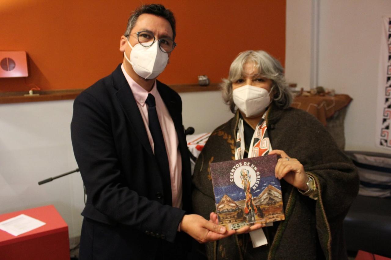 Sergio Quiroz, director del Museo de Historia Natural de Valparaíso junto a María Ester Campillay Gomolán autora del libro “Cuentos de un origen”.