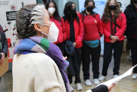 Andrea Vivar, educadora del museo junto a delegación escolar