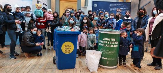 Grupo de escolares en actividad de reciclaje