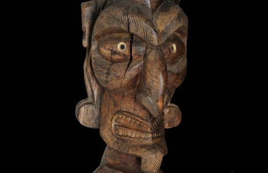  Figura de madera artesanía rapa nui: Moai kavakava, Museo de Historia Natural de Valparaíso