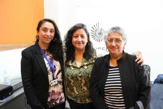 Paloma Bravo junto a su madre y la curadora del museo