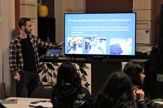 estudiante pasante realiza actividad educativa