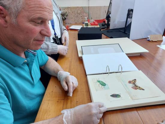 Alfredo Ugarte visita biblioteca del museo