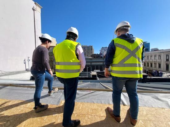 inspeccion de obras de renovación en el museo