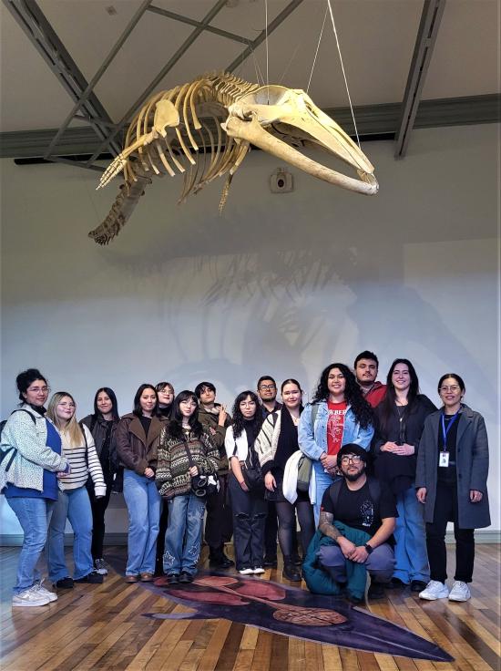 estudiantes universitarios posan bajo la ballena