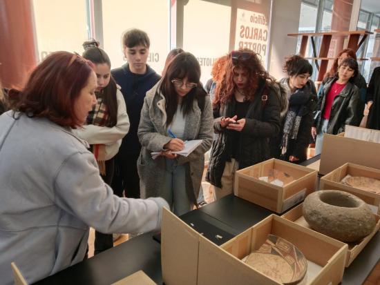  Lilian López, encargada de colecciones patrimoniales, presenta el contexto del proyecto arqueológico desarrollado en Plaza O’Higgins