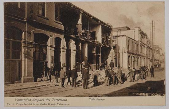 Postal de edificio en ruinas en Calle Blanco tras el terremoto de Valparaíso de 1906