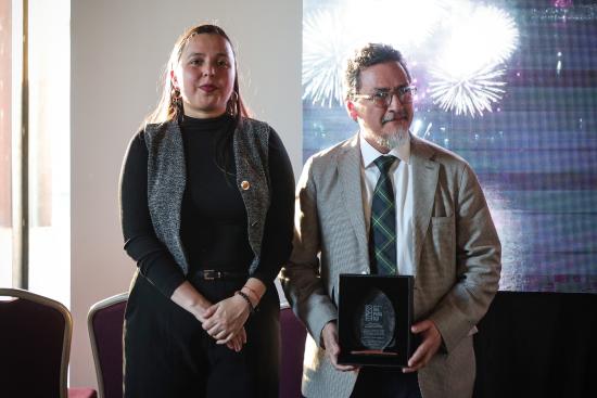 alcadesa de Valparaíso entrega distinción a director de museo por fomento al turismo local.