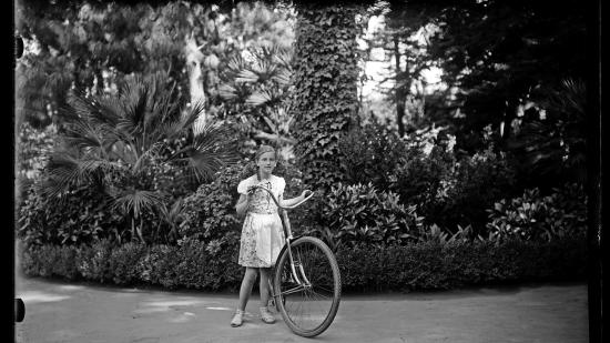 Una niña con bicicleta. Fotografía blanco y negro de Teodoro Kuhlmann 