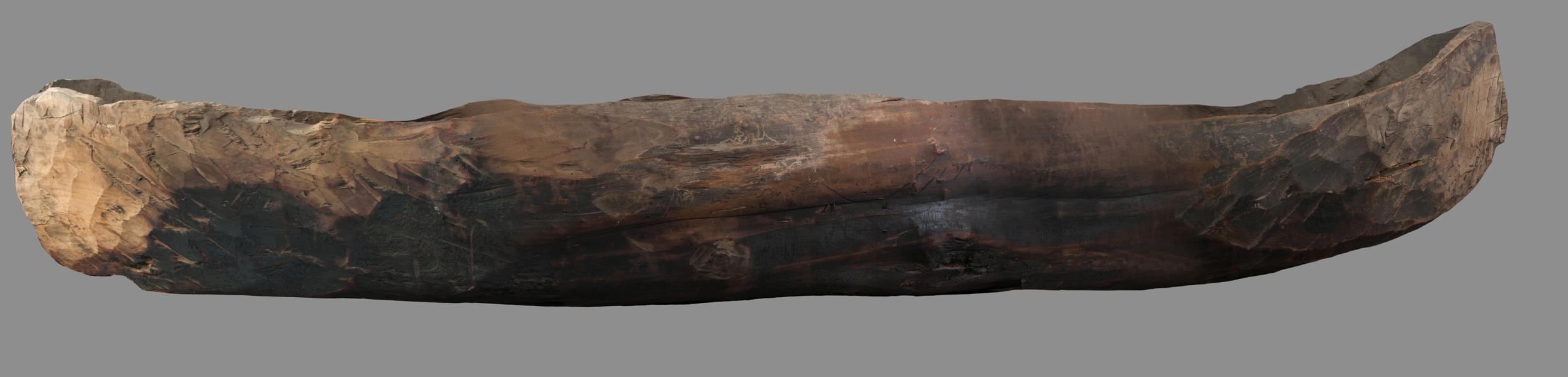 Vista lateral de la banda de estribor de canoa monóxila kawésqar Vista lateral de la banda de estribor de canoa monóxila kawésqar