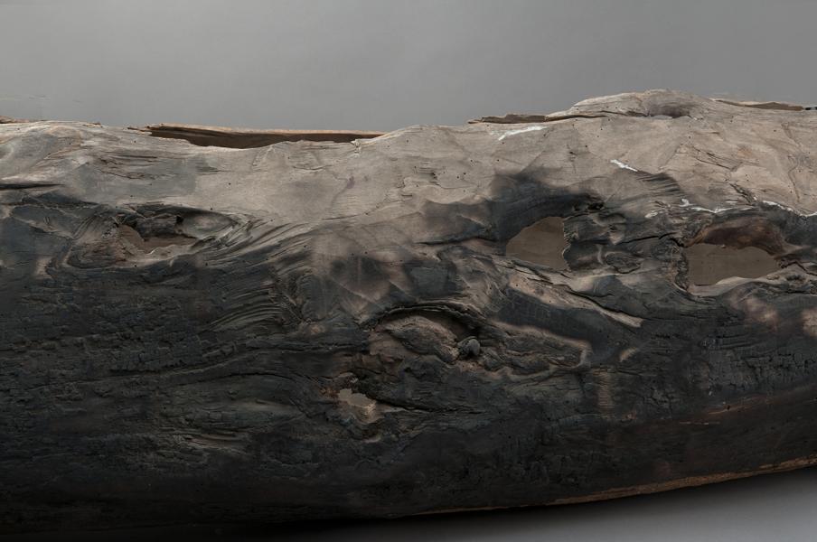 Detalle de banda de estribor de canoa monóxila kawésqar Detalle de banda de estribor de canoa monóxila kawésqar