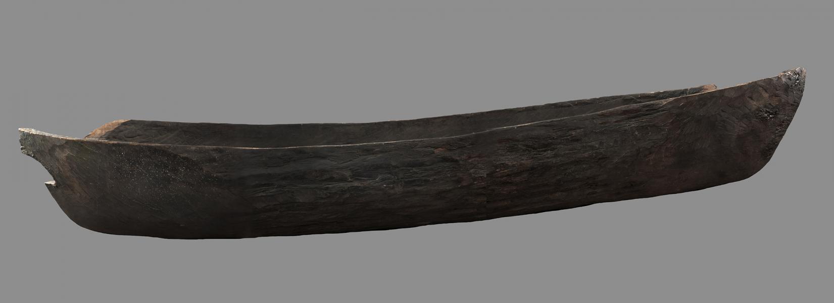 Vista lateral de la banda de babor de canoa monóxila Vista lateral de la banda de babor de canoa monóxila