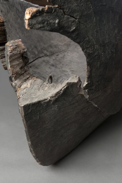 Detalle del extremo de proa de canoa monóxila Detalle del extremo de proa de canoa monóxila