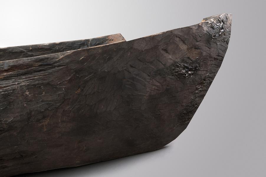 Detalle de la banda de babor, extremo de popa de canoa monóxila Detalle de la banda de babor, extremo de popa de canoa monóxila