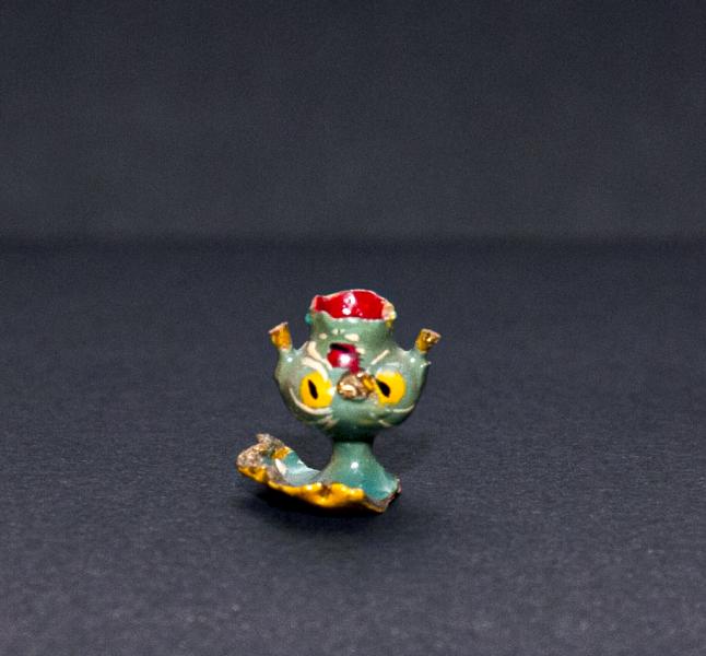 Mate en miniatura con fragmentos faltantes en pie y asas Mate en miniatura con fragmentos faltantes en pie y asas
