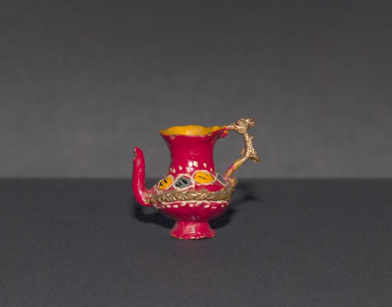 Tetera pichel en miniatura con asa polilobulada y dorada, y banda acordonada Tetera pichel en miniatura con asa polilobulada y dorada, y banda acordonada
