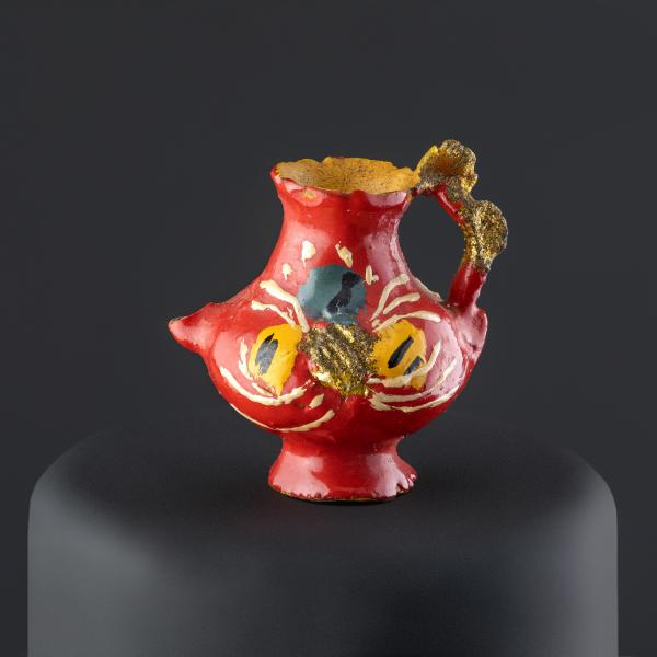 Tetera pichel en miniatura con asa polilobulada y dorada, y pico faltante Tetera pichel en miniatura con asa polilobulada y dorada, y pico faltante