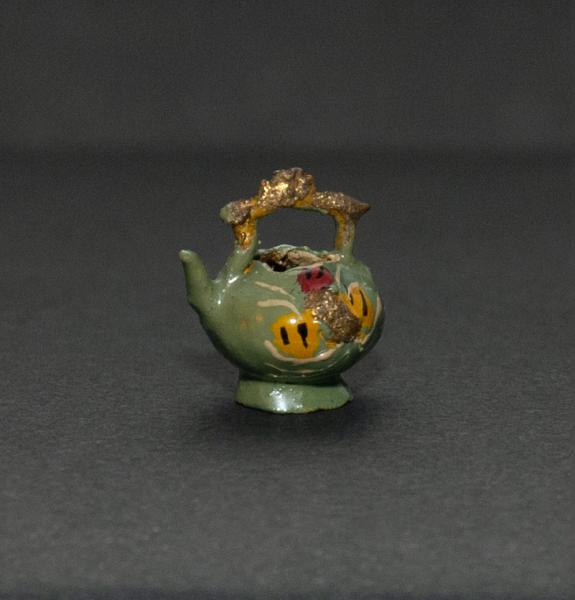 Tetera en miniatura con asa polilobulada y dorada Tetera en miniatura con asa polilobulada y dorada