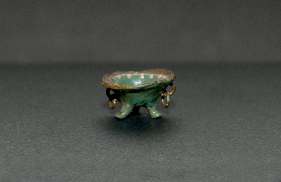 Brasero en miniatura de tres patas, con asas laterales y argollas colgantes Brasero en miniatura de tres patas, con asas laterales y argollas colgantes