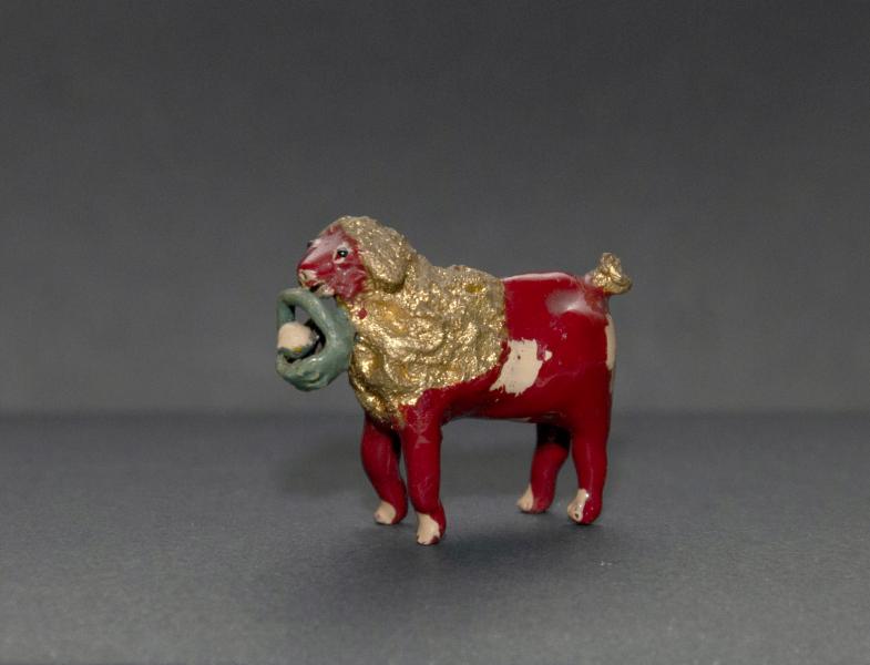 Perro sonajero en miniatura, de cola dorada y canasto en el hocico Perro sonajero en miniatura, de cola dorada y canasto en el hocico