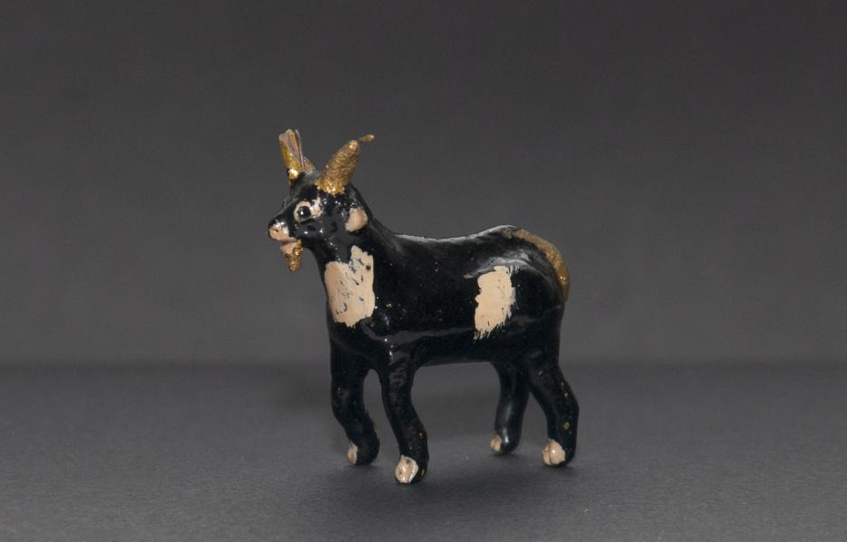 Chivo sonajero en miniatura con cuernos y cola dorada Chivo sonajero en miniatura con cuernos y cola dorada