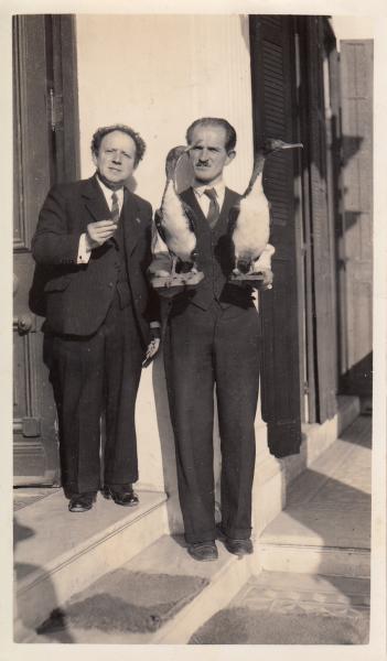 José Carpeneto exhibiendo unas aves junto a John Juger