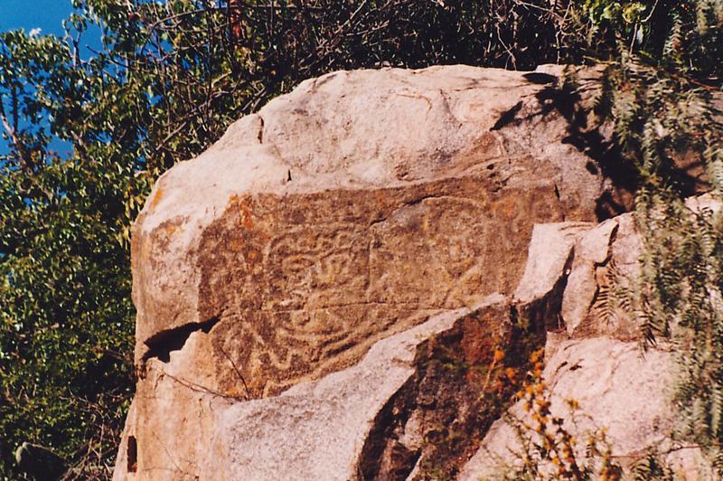 Petroglifo en cajón del valle de Chalinga Petroglifo en cajón del valle de Chalinga